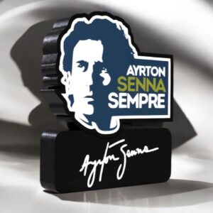 Aperçu d'une lampe LED 3D représentant Ayrton Senna avec son portrait stylisé et la signature, mettant en valeur la personnalisation lumineuse et artistique de créations 3D uniques.