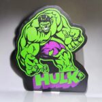Vignette d'une lampe LED 3D Hulk avec éclairage fluorescent vert, illustrant la statue du héros dans un style comics, idéale pour décoration lumineuse moderne et originale.