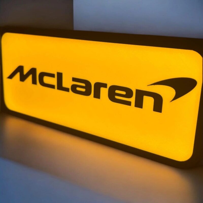 McLaren logo en panneau lumineux LED fluorescent, création lumineuse 3D pour décoration ou signalétique.