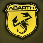 A propos de traces lumineuses LED avec logo ABARTH en 3D.