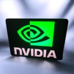 Nvidia logo lumineux en LED vert avec effet de dégradé.