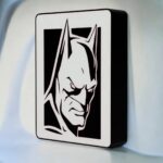 Un panneau lumineux en 3D représentant Batman, créé avec impression 3D, à LED, pour une décoration murale originale et moderne. Idéal pour ambiance sombre et déco pop culture.