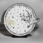 Aperçu d'une lampe LED 3D en forme de cercle avec une citation sur les dragons, ornée de dessins de dragons, émettant une lumière douce, idéale pour la décoration intérieure ou les amateurs de fantasy.