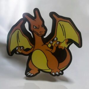 Lampe 3D Pokémon Charizard en impression lumineuse avec design détaillé, idéale pour décoration et ambiance lumineuse dans un environnement gaming ou collection.
