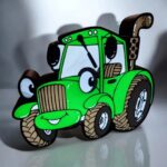 Tracteur lumineux 3D avec LED vert, conçu en impression 3D, idéal comme lampe décorative pour enfants ou collectionneur d’objets lumineux originaux.