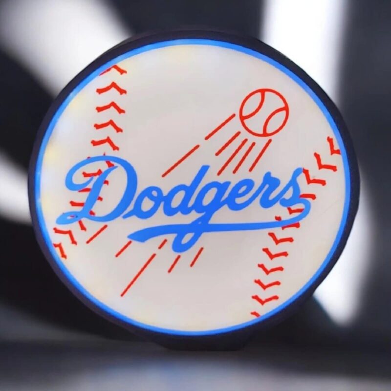 DODGERS logo lumineux LED, création 3D, design rétro avec éclairage bleu et rouge, parfait pour décoration intérieure ou fan de baseball, impression sur support en relief, style moderne.