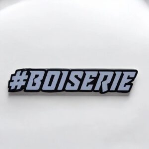 #BOUSERIC, sticker en impression 3D avec lettrage en relief, idéale pour personnaliser vos objets ou pour un usage décoratif, réalisée par Infinity 3D Print.