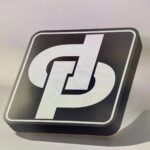 Panneau LED 3D avec logo GP, création lumineuse 3D personnalisée, design moderne pour décoration intérieure, imprimée en 3D avec luminosité LED pour un effet visuel saisissant.