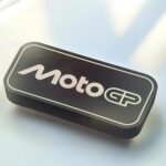 Clé USB MotoGP personnalisée créée par Infinity 3D Print, avec design lumineux et LED intégrée, parfaite pour les passionnés de moto et de sports mécaniques, design unique et impression 3D de haute qualité.