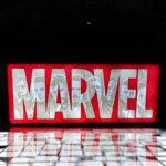 LED lumineuse Marvel avec personnages emblématiques en 3D, idéale pour décoration geek et fans de comics, création unique en impression 3D avec éclairage intérieur.
