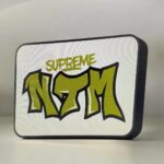 Lampe LED en 3D avec design graffiti "Supreme Noms", éclairage lumineux et moderne, création artistique lumineuse pour décoration intérieure, fabriquée par Infinity 3D Print.