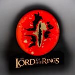 Illumination 3D Lord of the Rings, lampe LED personnalisée, design immersif avec logo emblématique au centre, crée une ambiance magique et immersive pour les fans de la saga.