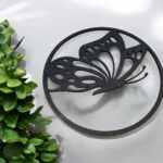 Papier peint noir en forme de papillon 3D avec un cercle, décoration lumineuse LED, création artisanale en impression 3D. Parfait pour ajouter une touche design et moderne à votre intérieur.