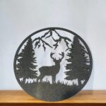 Lustre 3D en métal représentant un cerf dans une forêt, avec branches et arbres, décoration lumineuse originale pour intérieur, création artisanale lumineuse.