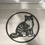 Filtre "lampe LED chat 3D" pour une décoration lumineuse moderne et élégante, réalisée par Infinity 3D Print. Design en métal noir avec un chat stylisé, idéal pour apporter une touche artistique à votre intérieur.