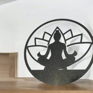 Silhouette en métal noire représentant une figure de méditation en position lotus avec un fond mandala, création lumineuse 3D LED.