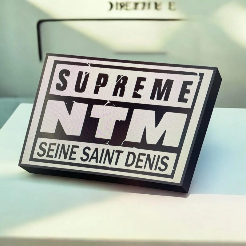 Plaque lumineuse 3D avec texte SUPREME NTM et localisation Seine Saint Denis, créée avec impression 3D, idéale comme décoration LED innovante et personnalisée pour espaces modernes et originaux.