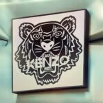 Lustre LED en 3D représentant une tête de lion noir et blanc, créant une ambiance lumineuse et moderne dans la décoration intérieure.