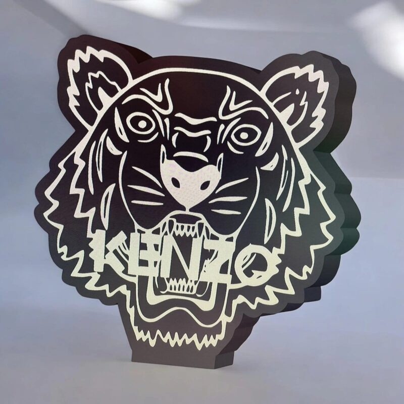 L'image montre une lampe LED artistique en 3D représentant un lion stylisé avec un design ultra détaillé, créée par Infinity 3D Print, luminaires modernes pour décoration intérieure.