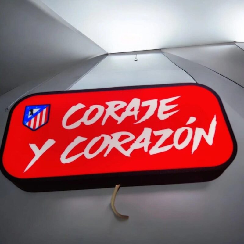 Clignotant lumineux LED avec le message "CORAJE Y CORAZON" et logo de l'Atlético Madrid, création d'éclairage d'ambiance 3D personnalisée.