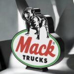 Mâle à chien en 3D imprimé avec éclairage LED, logo Mack Trucks, création lumineuse personnalisée, décoration en plastique durable, inspiration automobile et accessoires originaux pour intérieur ou bureau.