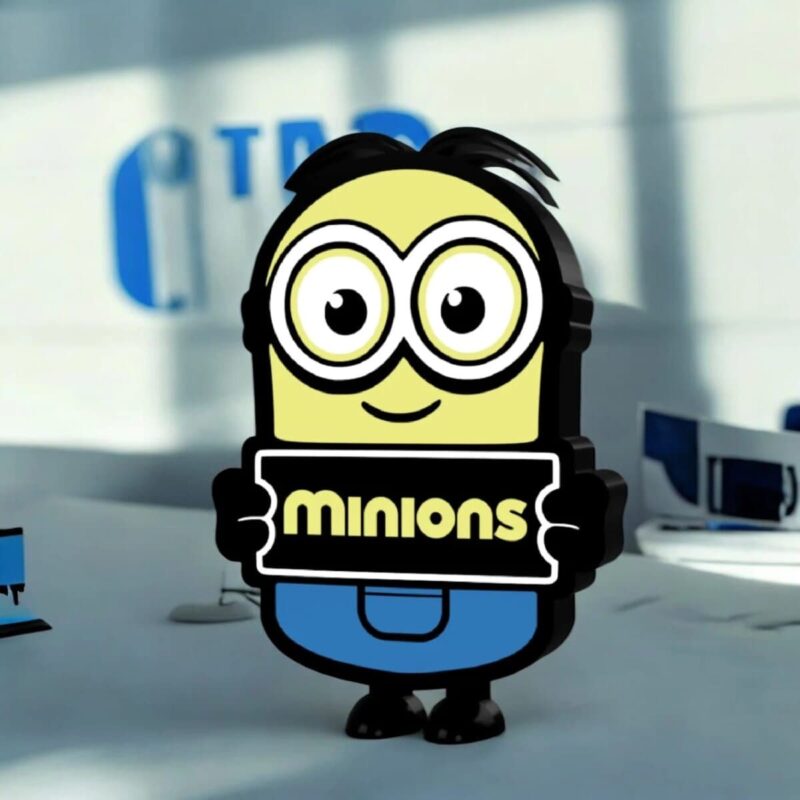 Mini figurine Minions en impression 3D avec éclairage LED, créée par Infinity 3D Print, idéale comme lampe décorative ou objet lumineux personnalisé.