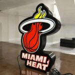 Lampe LED 3D Miami Heat avec logo lumineux, décoration originale pour fans de basketball ou ambiance sportive.