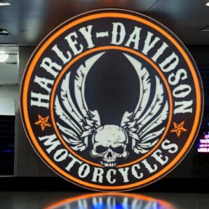 LED lumineuse Harley-Davidson avec skull et ailes, décoration vintage, idéale pour fan de moto, création 3D personnalisée, éclairage LED coloré, affichage original pour garage ou salon.