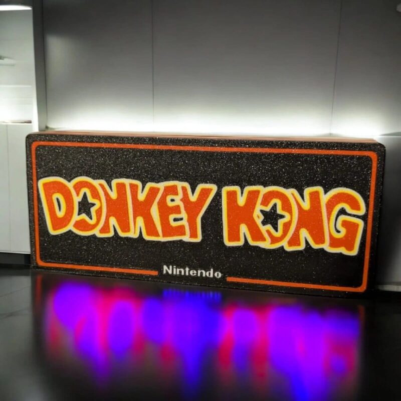 1743058031.jpeg Donkey Kong led lampe rétro et lumineuse avec effets de lumière colorés, création 3D en impression laser pour décoration arcade, gaming ou collection personnalisée.