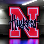 NEON LED LED INFINITY 3D PRINTES, SIGNE LUMINEUX PERSONNALISÉ, pour décoration intérieure, enseigne lumineuse moderne, éclairage d’ambiance, créa 3D pour espaces commerciaux et design contemporain.