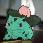Panneau lumineux 3D de Bulbizarre, Pokémon, avec feuilles et pousse en LED, création artistique originale en impression 3D pour décoration lumineuse.
