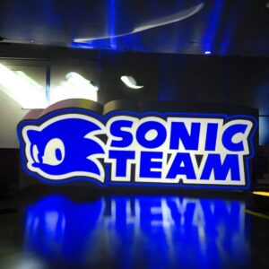 Sonic Team néon lumineux en 3D, enseigne LED avec logo Sonic the Hedgehog, création artistique pour décoration intérieure ou extérieure, éclairage vibrant en couleurs vives.