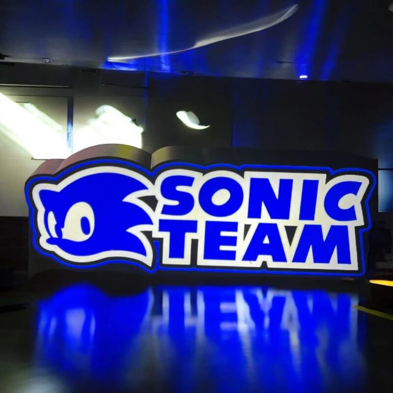 Sonic Team néon lumineux en 3D, enseigne LED avec logo Sonic the Hedgehog, création artistique pour décoration intérieure ou extérieure, éclairage vibrant en couleurs vives.