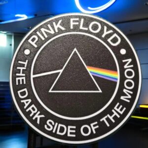 Pink Floyd logo en 3D lumineux avec effet de lumière arc-en-ciel, créé par Infinity 3D Print, parfait pour décorer ou ajouter une touche rock à votre intérieur.