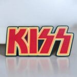 KISS logo en patch brodé avec éclairage LED, création lumineuse 3D pour décoration vintage et passionnés de rock.
