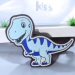 Dessin de dinosaure 3D lumineux LED avec smiley, création originale pour décoration enfant ou ambiance ludique.
