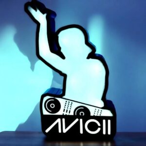 1. Lampe LED en forme de silhouette de DJ avec logotype "AVICI" pour décoration lumineuse originale.