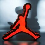 Lampe LED 3D en forme de silhouette de basketball en rouge lumineux, création lumineuse pour décoration moderne et originale.