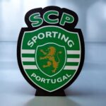 Sculpture lumineuse en 3D représentant le logo du Sporting Portugal avec éclairage LED vert, fabriquée par Infinity 3D Print.