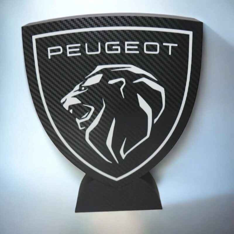 Peugeot logo en laser 3D avec effet carbone, création lumineuse moderne et design pour décoration intérieure ou véhicule, réalisée par Infinity 3D Print.