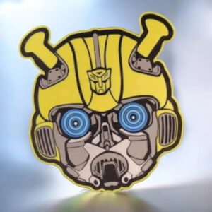 Upcycling d'une pièce de jouet Transformers en création lumineuse 3D avec LED, design coloré et artistique, idéal pour la décoration intérieure ou pour les amateurs de Transformers et d'art lumineux.