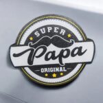 Création lumineuse 3D pour Papa, plaque en LED avec design vintage et moustache, idéale pour décoration ou cadeaux. Fabriquée en impression 3D avec effets lumineux attrayants.