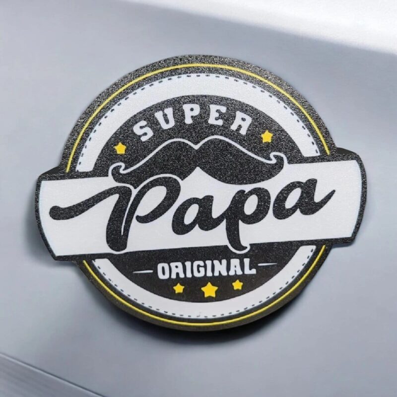 Création lumineuse 3D pour Papa, plaque en LED avec design vintage et moustache, idéale pour décoration ou cadeaux. Fabriquée en impression 3D avec effets lumineux attrayants.