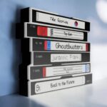 Plaque murale 3D lumineuse avec design de cassettes VHS rétro, création unique LED, décoration moderne et fun, idéale pour les fans de vintage et de cinéma.