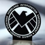 Logo lumineux 3D avec symbole d'aigle, mentionnant la logistique, l'intervention d'urgence, la division et la gestion des forces armées, créé par Infinity 3D Print en fibres LED colorées.