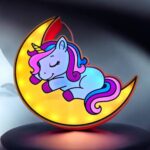 Lampe LED 3D avec licorne lumineuse sur la lune, création colorée et attrayante, parfaite pour décorer une chambre d’enfant ou ajouter une touche de magie à la décoration.
