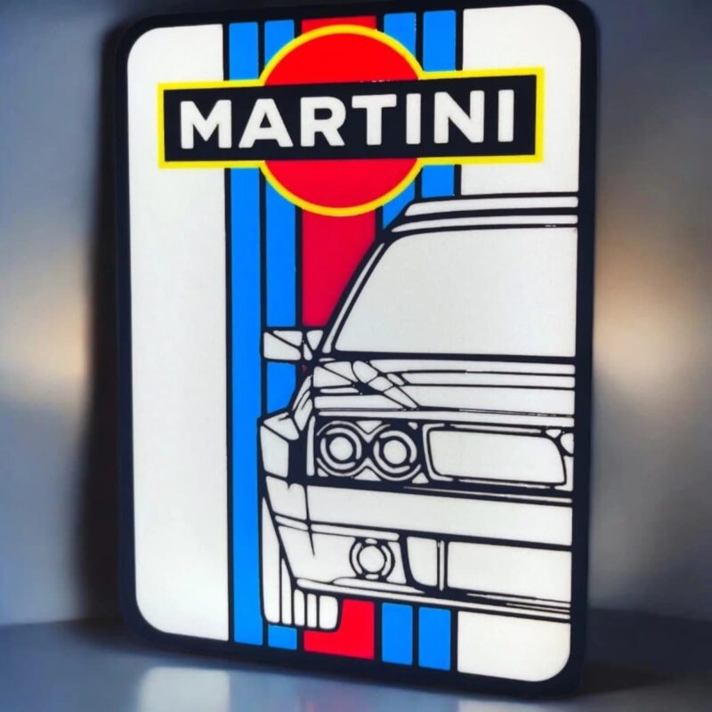 Lampe LED vintage Martini avec dessin d'une voiture emblématique, éclairage coloré et design moderne, idéale pour décoration intérieure ou collection.