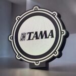 Lampe LED 3D TAMA avec logo, création personnalisée lumineuse en impression 3D, design moderne, éclairage innovant pour décoration intérieure.