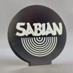 Sablon lumineux 3D, lampe LED design avec nom personnalisé, création unique en impression 3D pour décoration intérieure moderne.