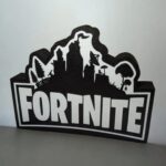 Statuette LED 3D de Fortnite avec silhouette emblématique, idéale pour décoration lumineuse ou collection. Conception personnalisée grâce à impression 3D, apportant ambiance gaming à votre intérieur.